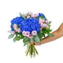 kytice hortenzií a trsových růží